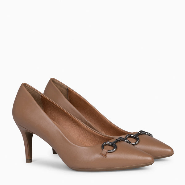 STILETTO ELEGANCE - Zapatos de tacón de aguja con adorno metalizado CAMEL