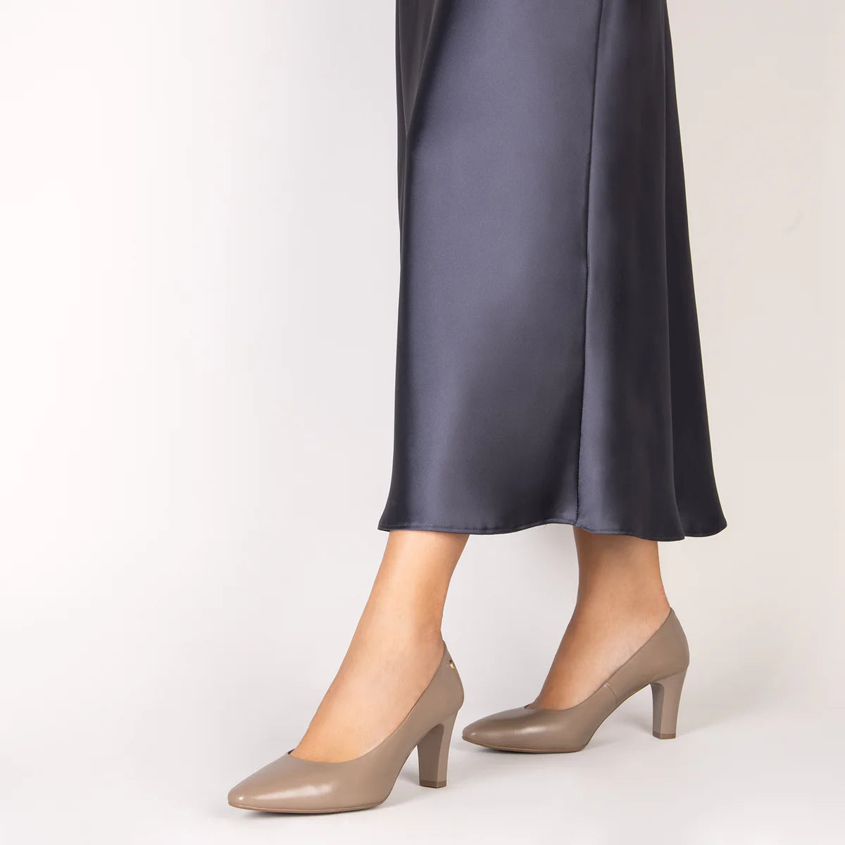 SABELA – Zapato de tacón medio TAUPE