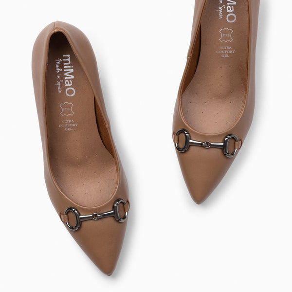 STILETTO ELEGANCE - Zapatos de tacón de aguja con adorno metalizado CAMEL