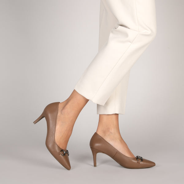 STILETTO ELEGANCE - Zapatos de tacón de aguja con adorno metalizado CAMEL